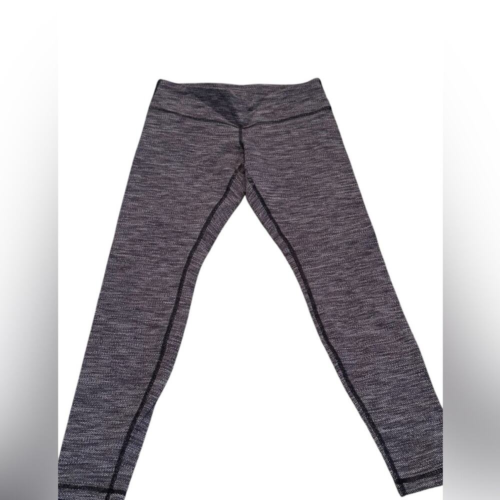 Women Size 8 Lululemon grey stripe pattern leggings
